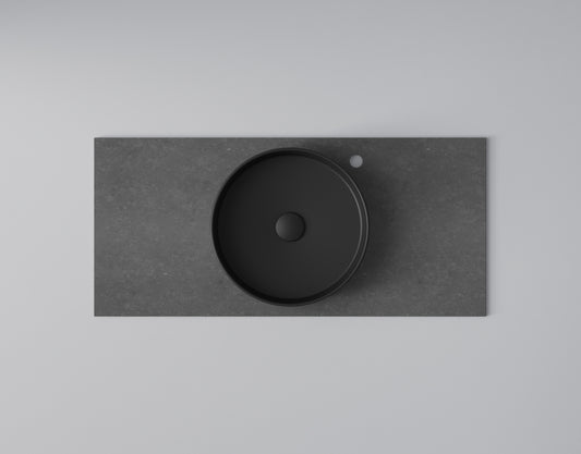 INR Tvättställ Soak i Matte Black på bänkskiva Flow Raven (bänkskiva säljs separat). Bild: INR