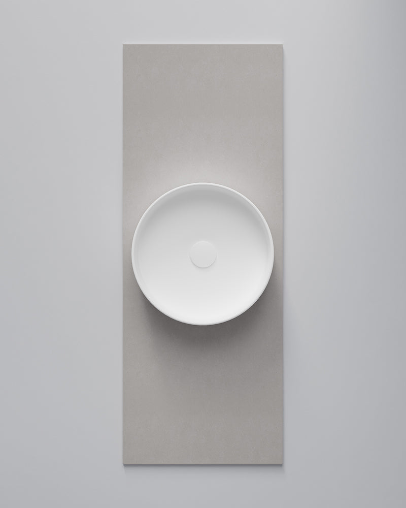 Bänkskiva Flow 120 i Raw Concrete med tvättställ Soak Matte White (Soak säljs separat). Bild: INR