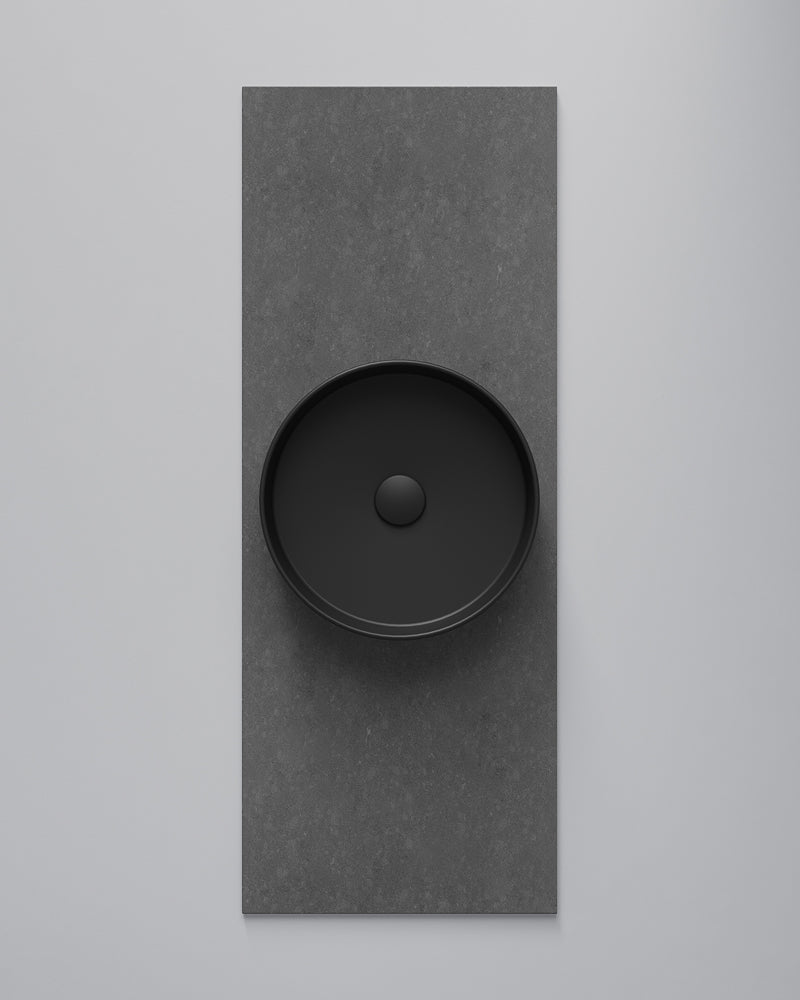 INR Bänkskiva Flow 120 i Raven med tvättställ Soak Matte Black (Soak säljs separat). Bild: INR