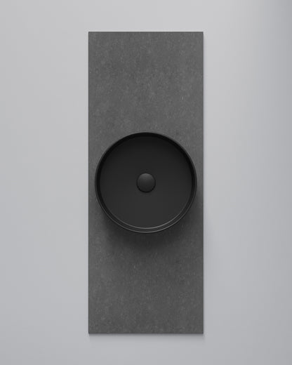 INR Bänkskiva Flow 120 i Raven med tvättställ Soak Matte Black (Soak säljs separat). Bild: INR