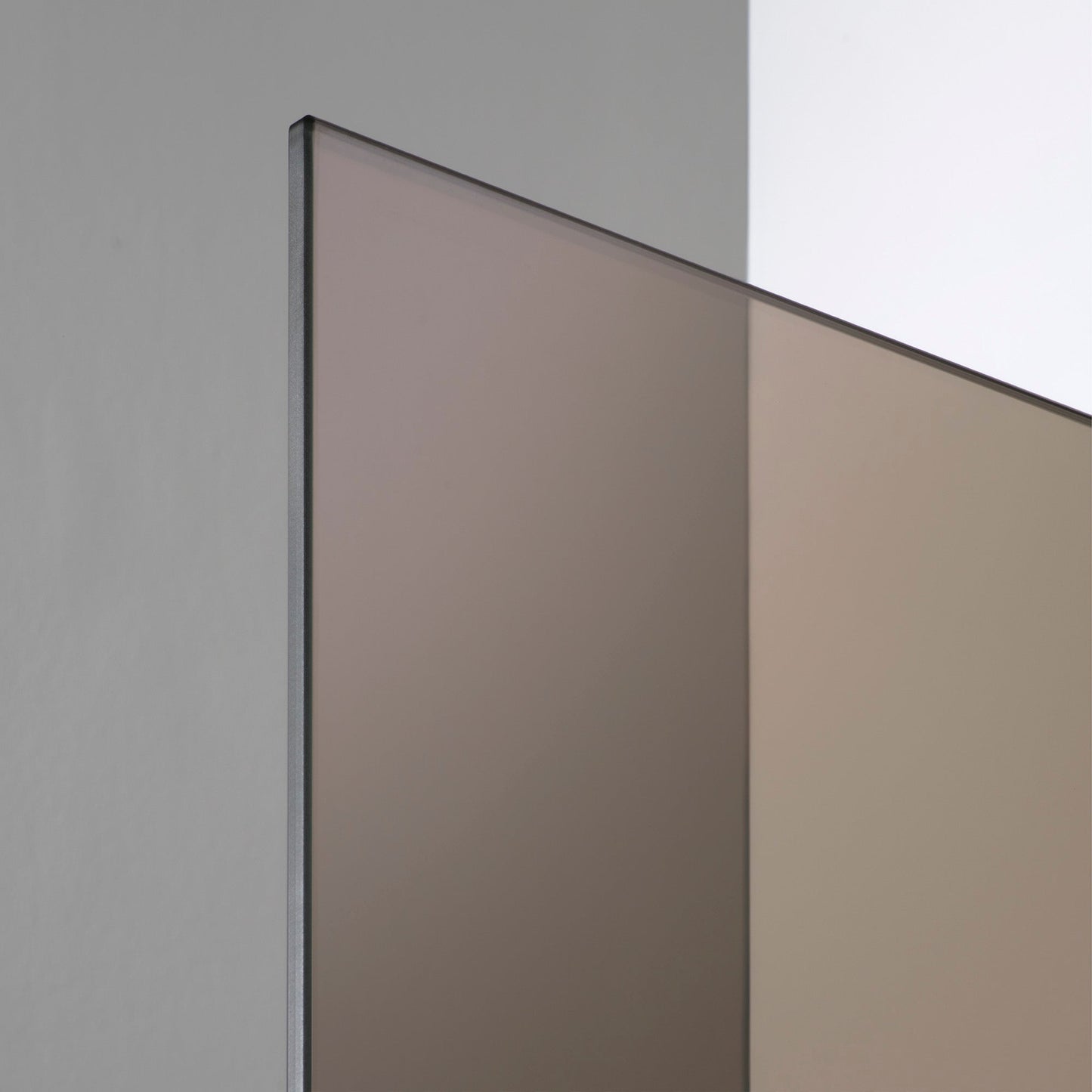 Närbild på bruntonat 8 mm härdat glas, ROOH R2