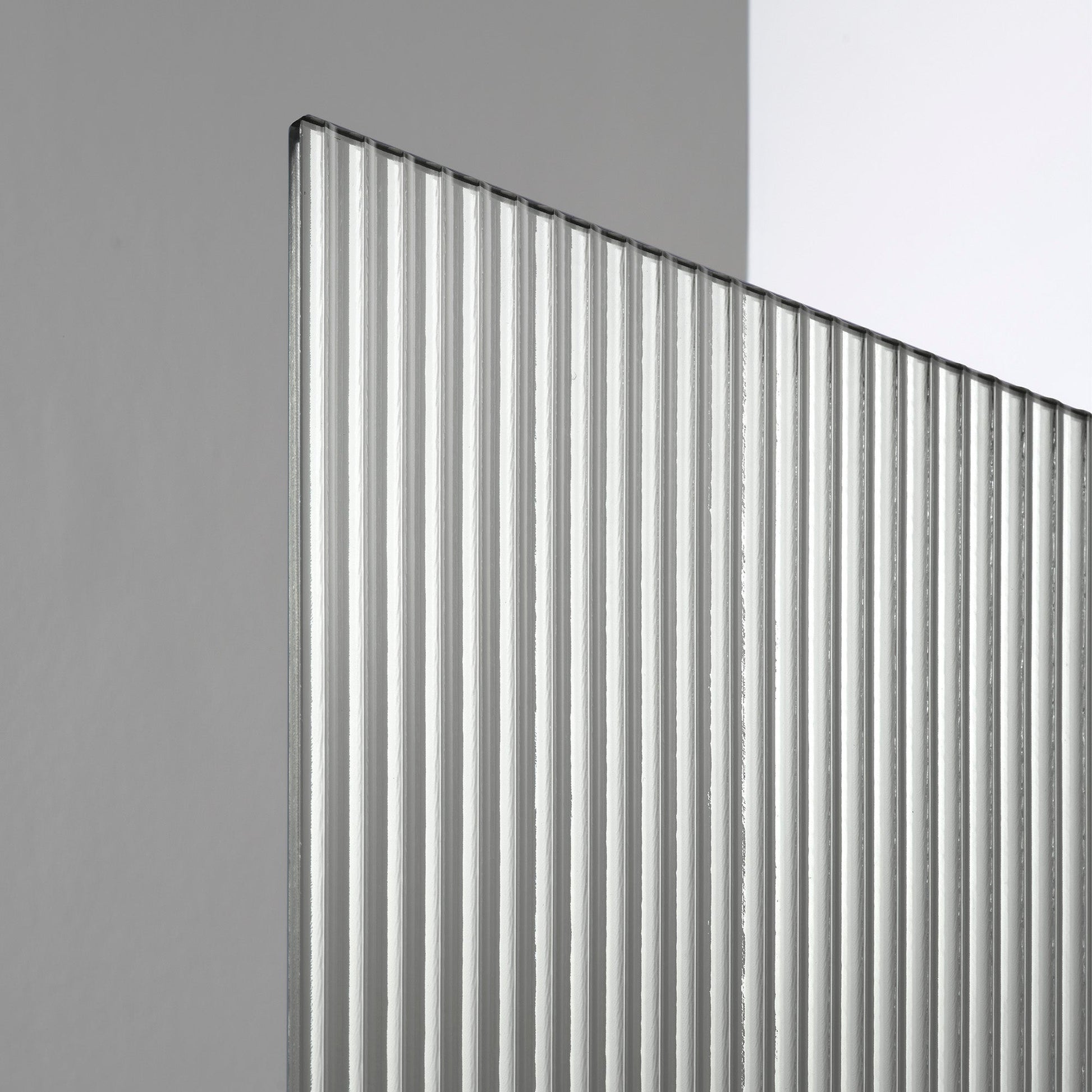 Närbild på räfflat 8 mm härdat glas, ROOH R2