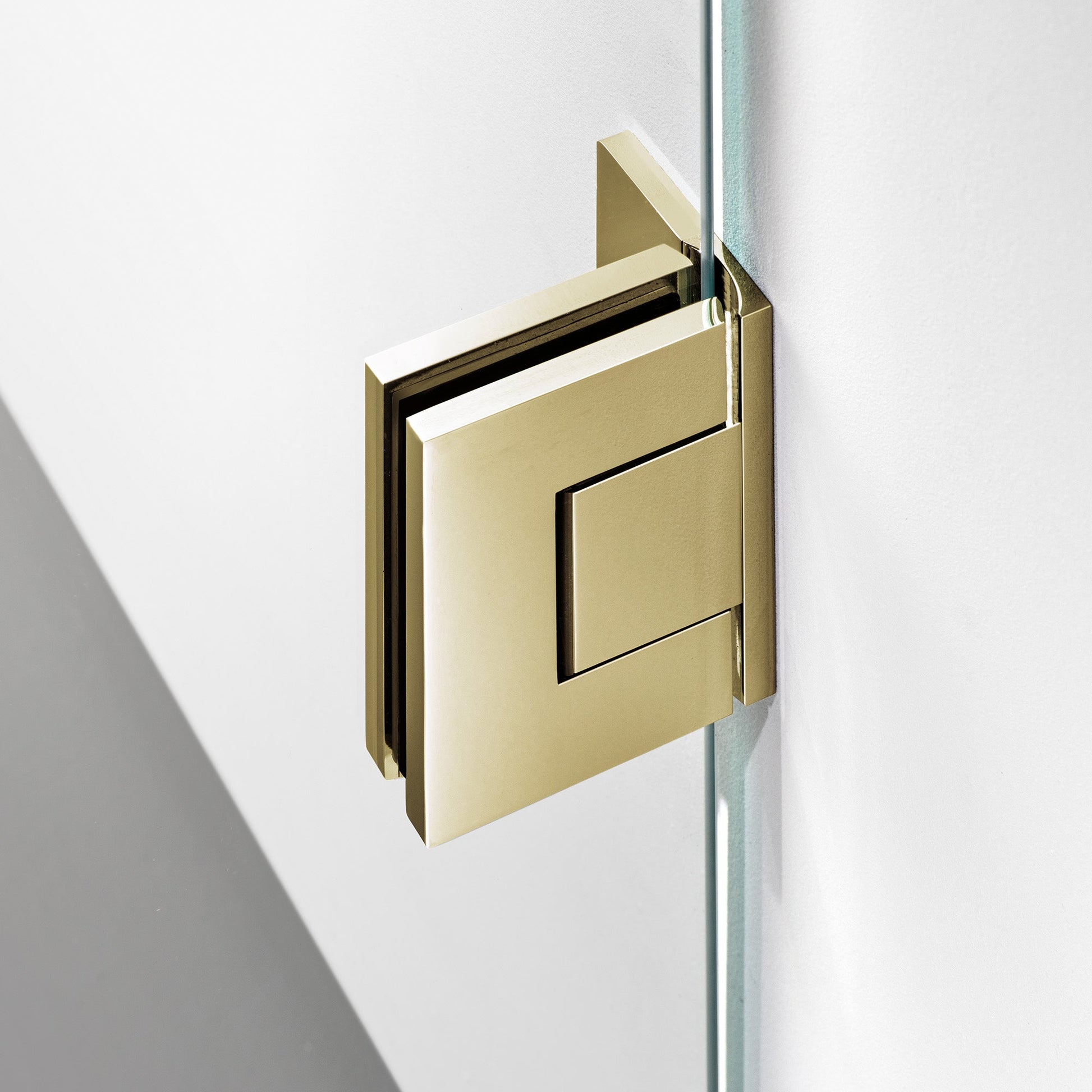 ROOH R4 gångjärn och beslag i honungsguld med knopp