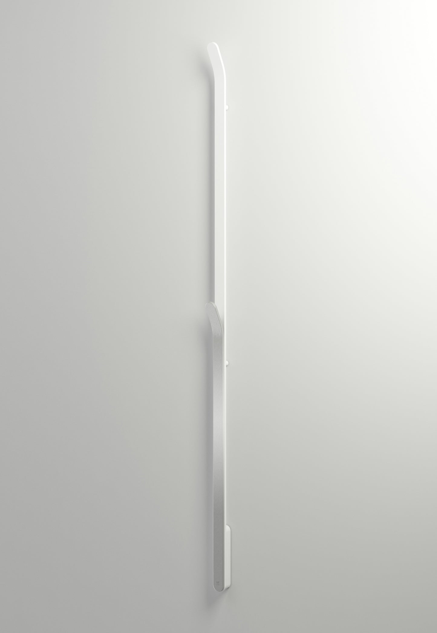 INR Handdukstork Bow i Matte White / Matte Brushed (art.nr 80000638). Bild: INR