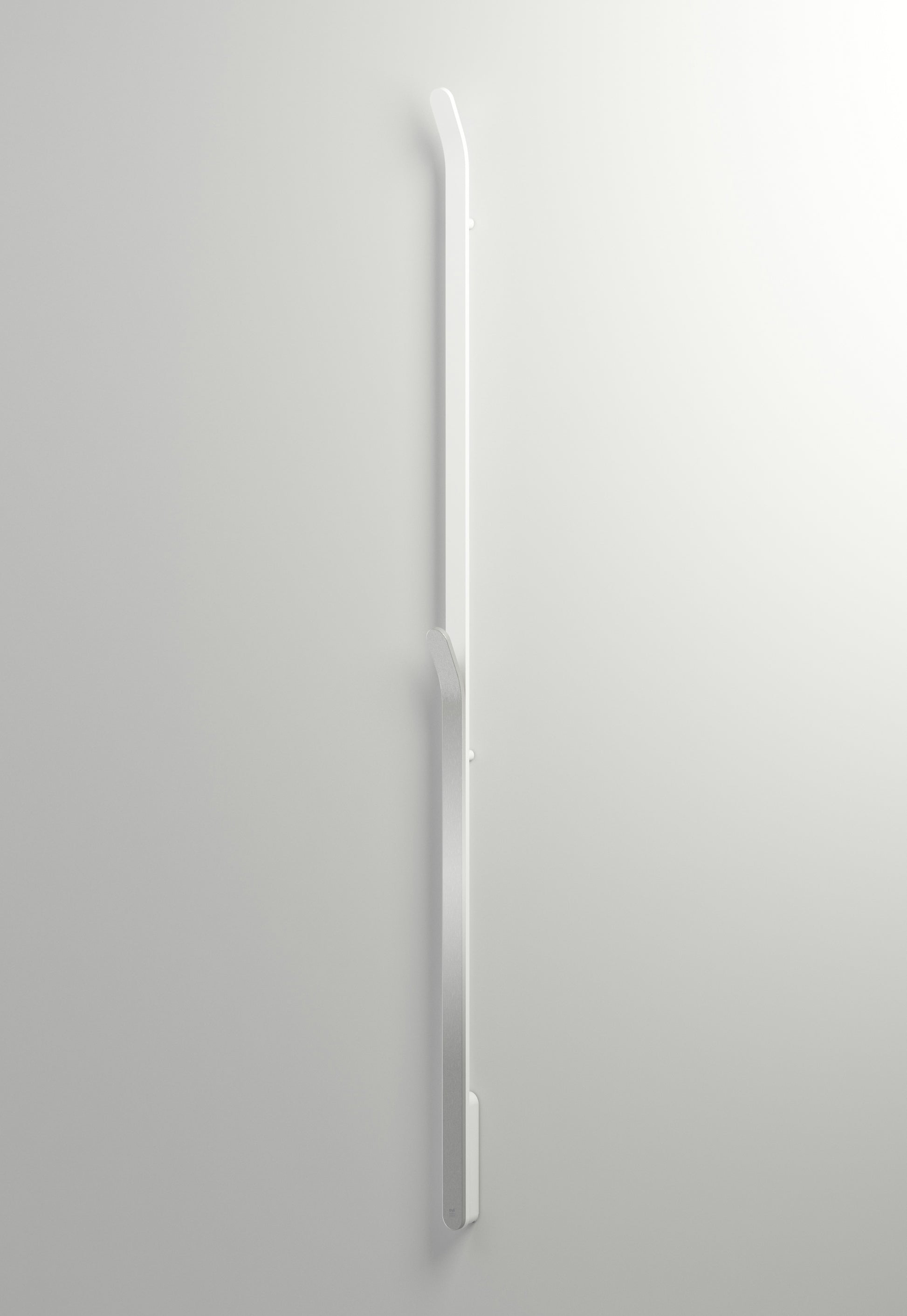 INR Handdukstork Bow i Matte White / Matte Brushed (art.nr 80000638). Bild: INR