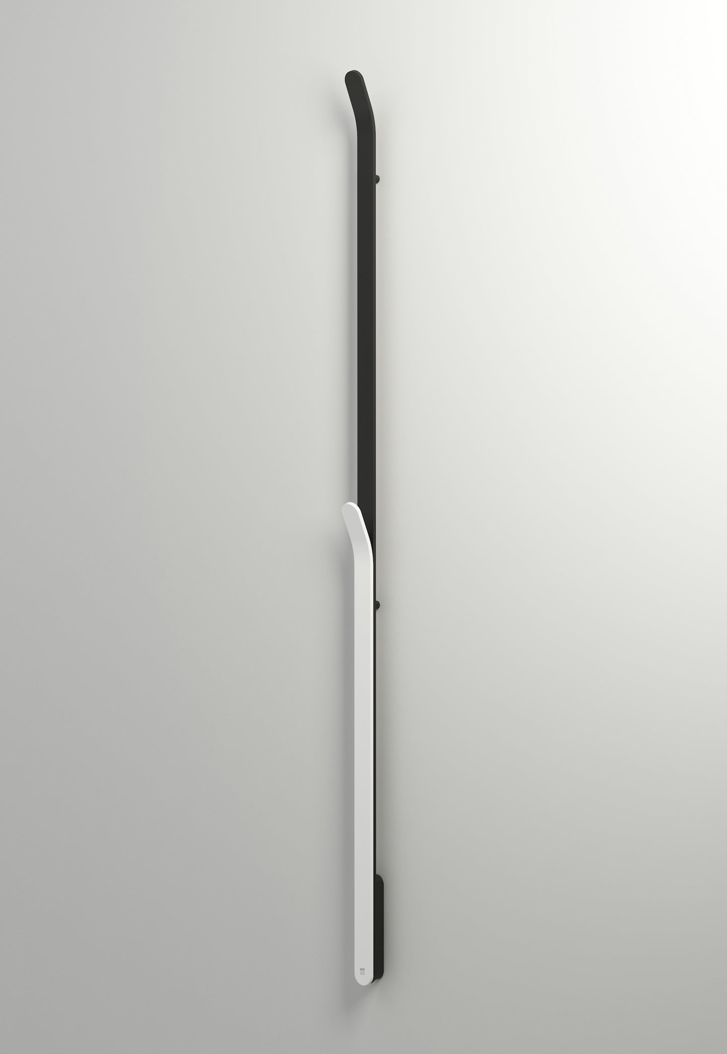 INR Handdukstork Bow i Brushed Black / Matte White (art.nr 80000640). Bild: INR