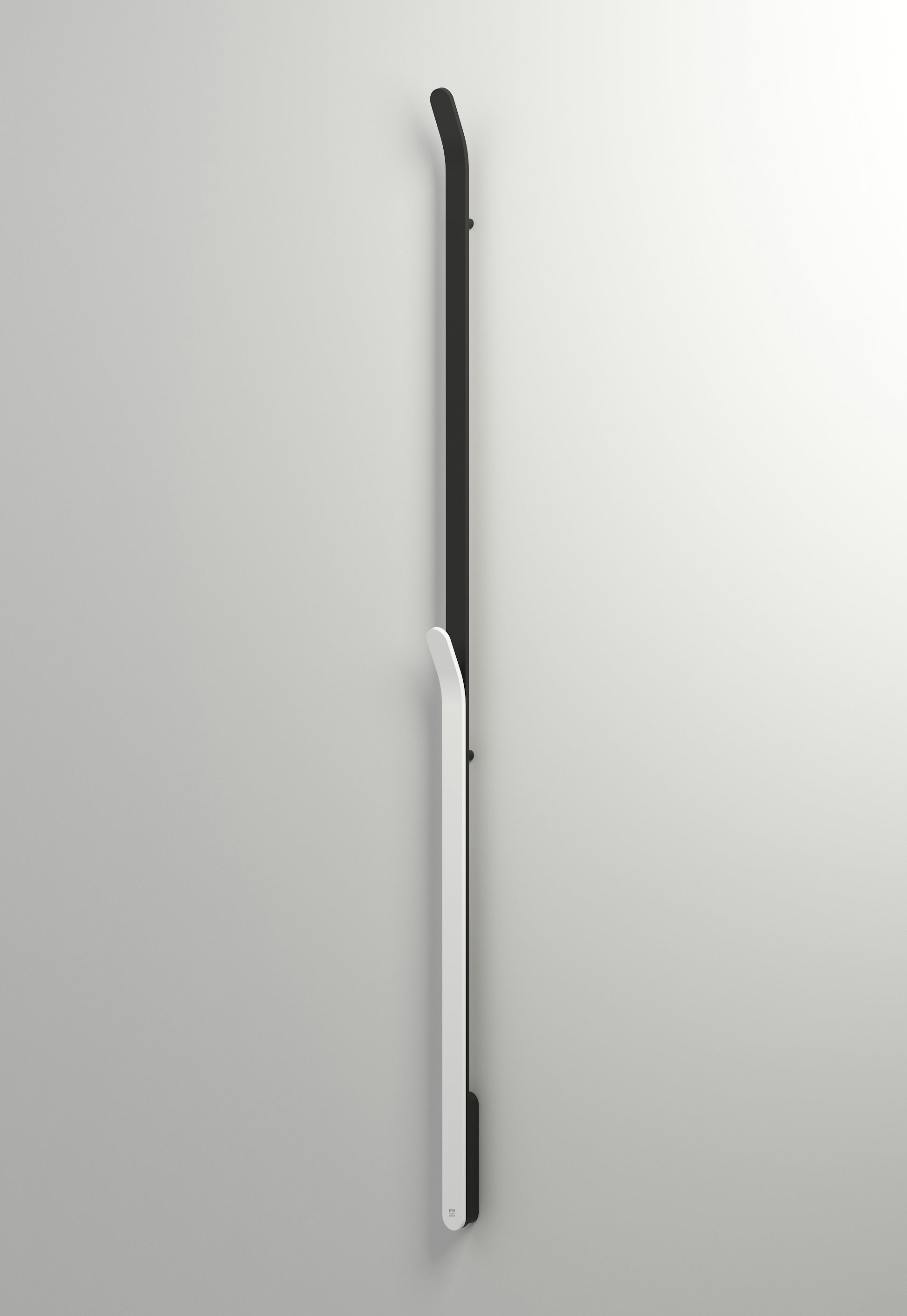 INR Handdukstork Bow i Brushed Black / Matte White (art.nr 80000640). Bild: INR