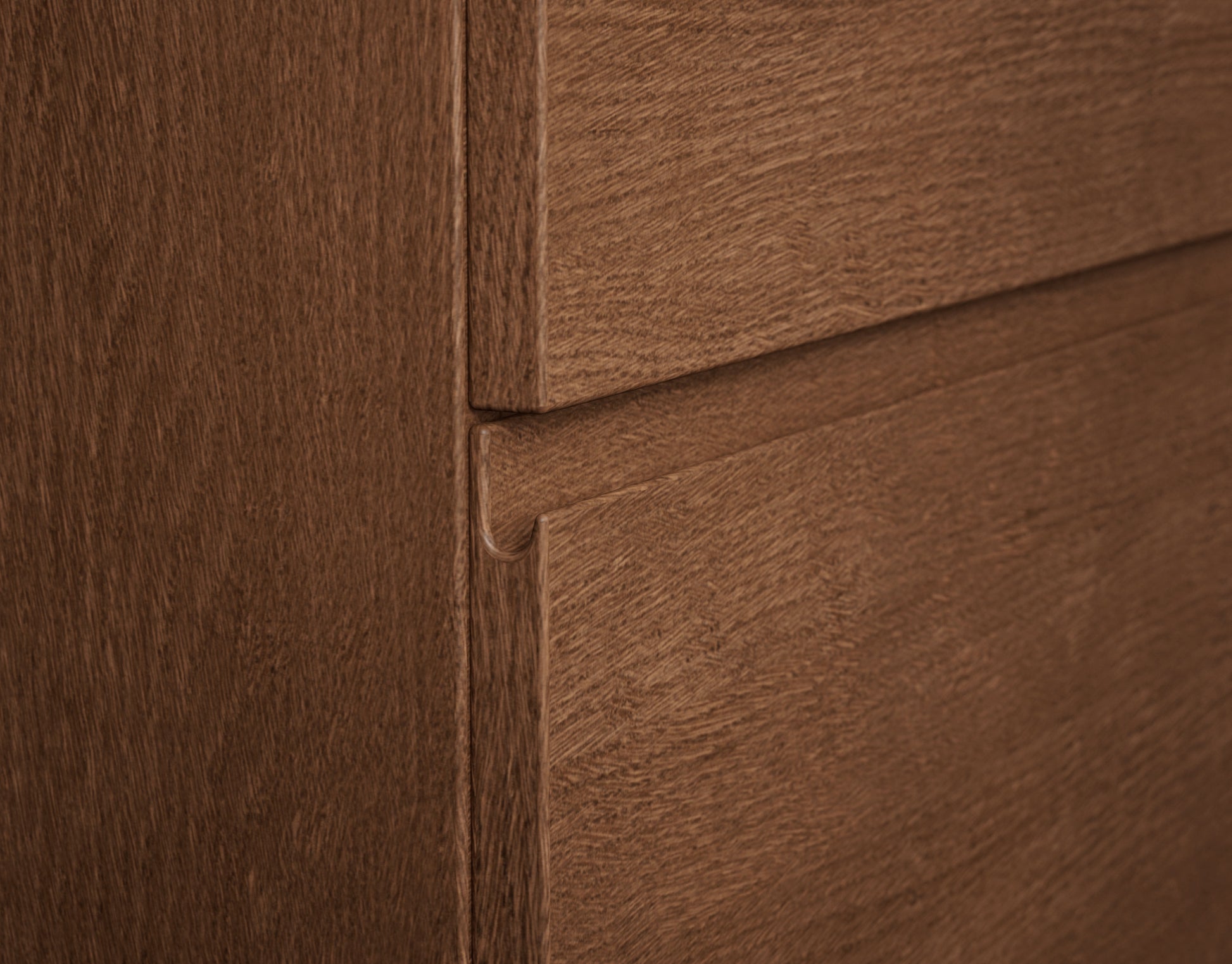 Kommod Core Grip Unit 70, Tvst i Dark Oak: detalj av front med grepplist. Bild: INR