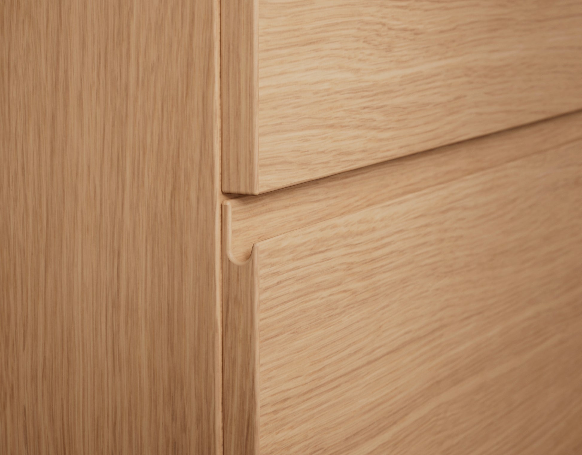 Kommod Core Grip Unit 100, Tvst i Natural Oak: detalj av front med grepplist. Bild: INR