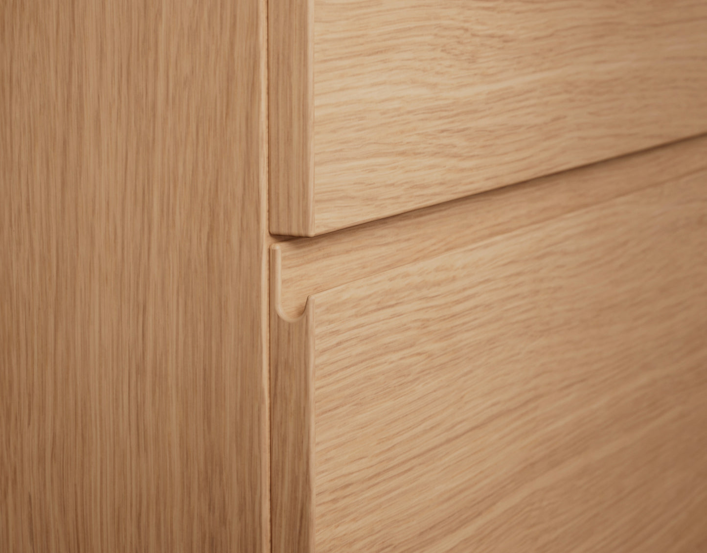 Kommod Core Grip Unit 70, Tvst i Natural Oak: detalj av front med grepplist. Bild: INR