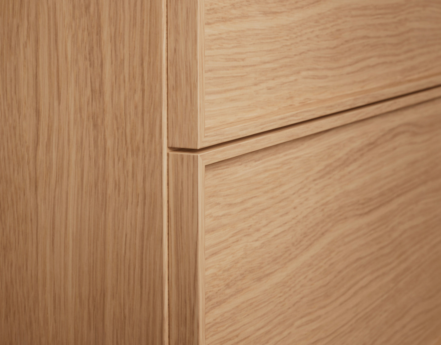 Kommod Core Sense Unit 80 i Natural Oak: detalj av front med dolt grepp i ramen. Bild: INR