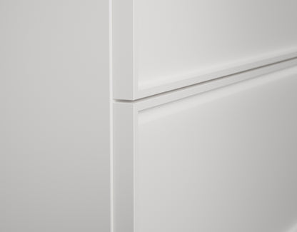 Kommod Core Sense Unit 100 i Pure White: detalj av front med dolt grepp i ramen. Bild: INR