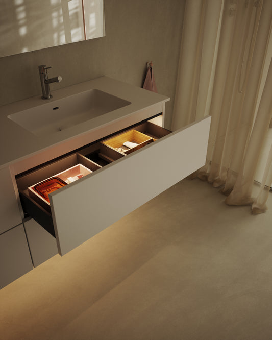 Plus Light för Core 120: sensorstyrd LED-belysning under kommoden, här i ljust badrum. Bild: INR